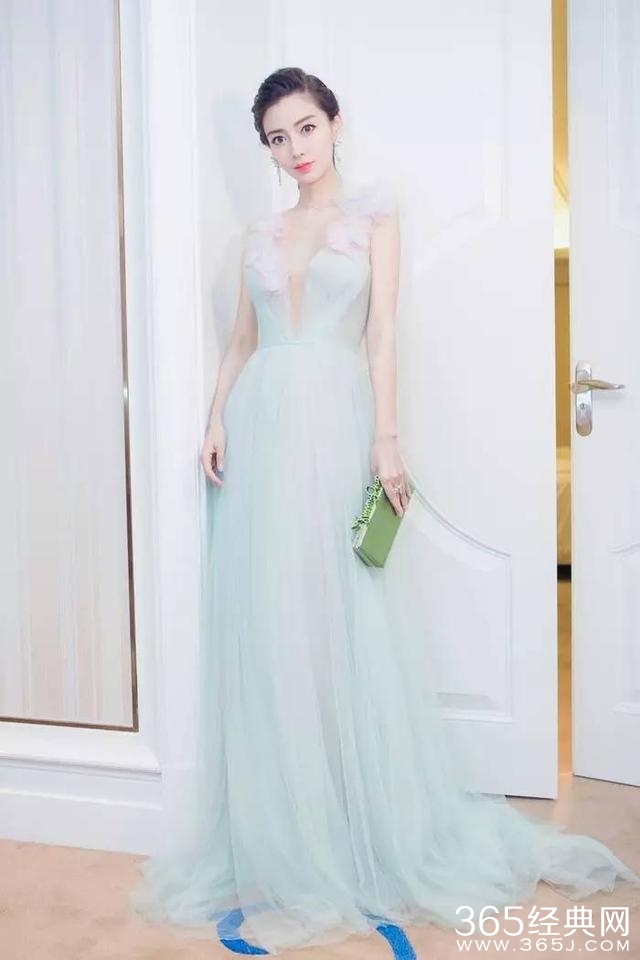 惊艳的女明星礼服图 c95cc91075.jpg