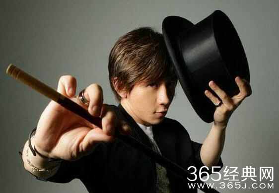 刘谦不上春晚内幕 跪拜日本天皇被封杀_明星动