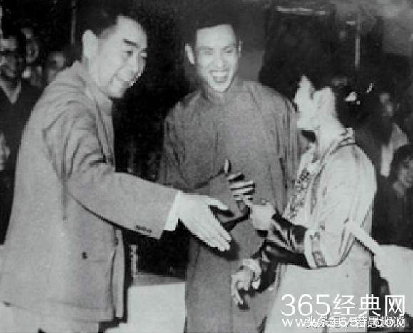 电影《刘三姐》的扮演者是黄晚秋,唱歌的却是傅锦华