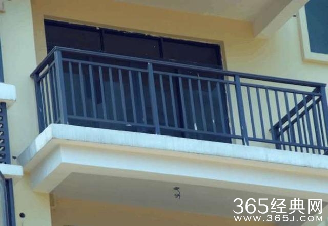 开发商装的栏杆豆腐渣工程!学邻居这样装上封
