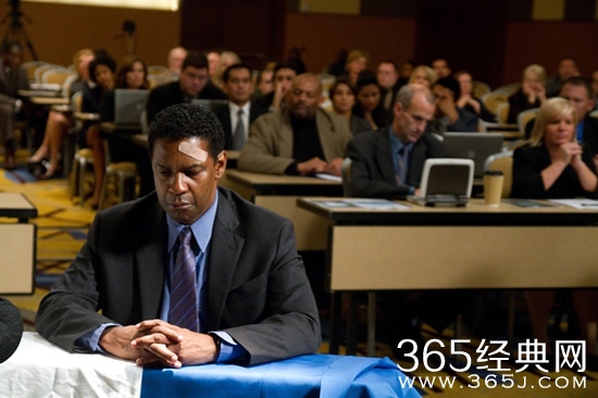 《迫降航班》完整版在线观看_《迫降航班》高