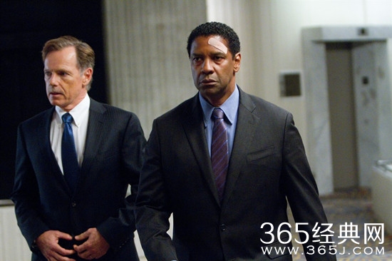 《迫降航班》完整版在线观看_《迫降航班》高