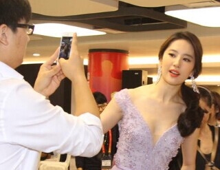 刘亦菲被拍胸 刘亦菲被猥琐男拍胸（图）