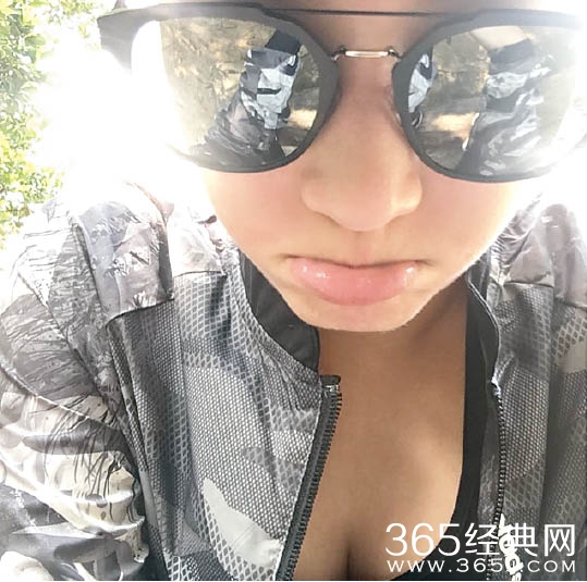 何超莲爬山小露事业线