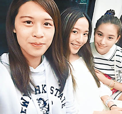 何超莲与友人搭地铁出行