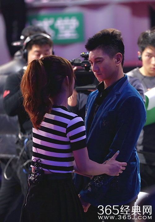 《蜜蜂少女队》高郁捷遭淘汰 吴奇隆哭了