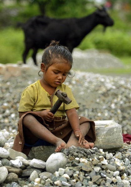 印度11岁男孩和5岁女童举行婚礼 新娘痛哭