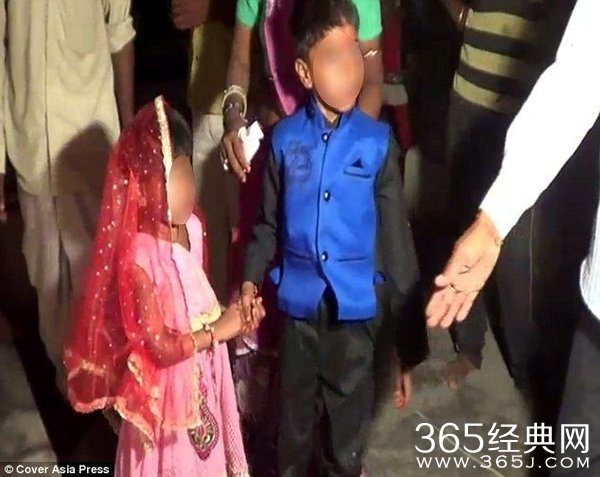 印度11岁男孩和5岁女童举行婚礼 新娘痛哭