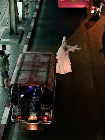 晚上这样站在路边真的有点可怕。