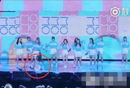 宇宙少女冠军秀户外特辑 台上连摔8次视频