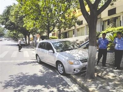 女子未拉手刹轿车漂移百米 报警称“车不见了”