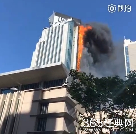 南京新街口隆盛大厦失火 几乎整栋楼燃烧(图)