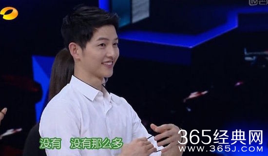 宋仲基准备为贾玲扎头发。