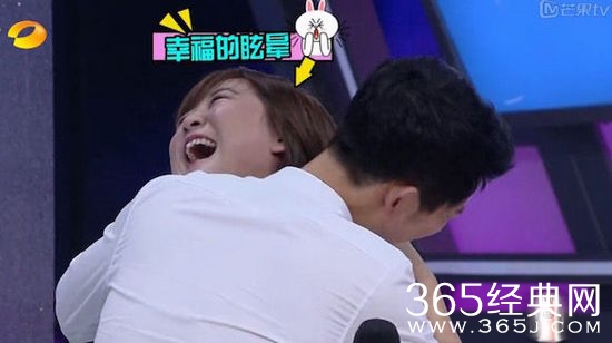 宋仲基抱住贾玲。