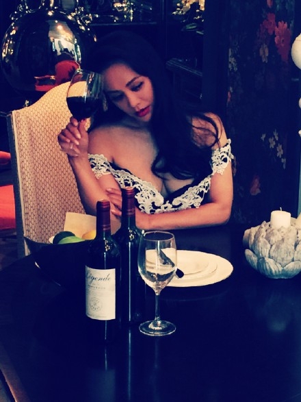 42岁宁静晒低胸性感照 网友：风韵犹存！