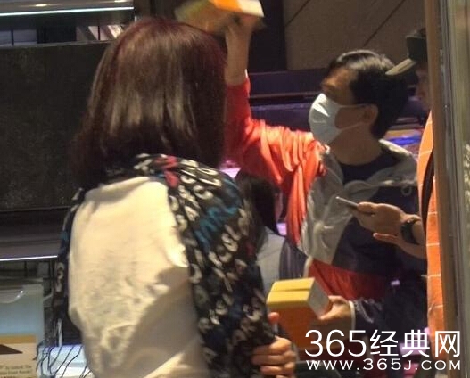 影帝梁朝伟变居家好男人 超市购物亲力亲为