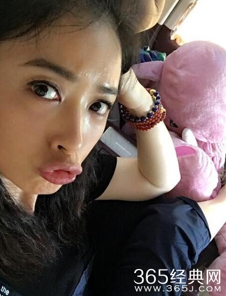 蒋欣晒自拍卖嫩 呆萌少女又变成一组表情包