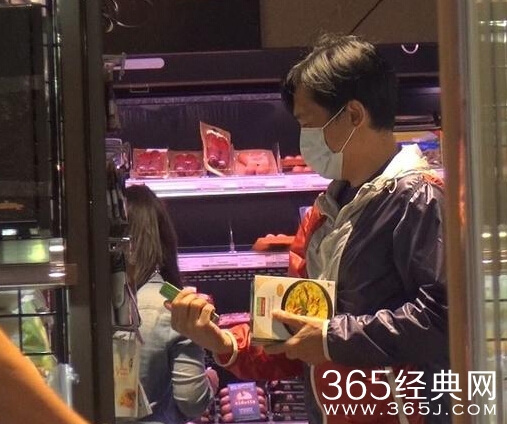 影帝梁朝伟变居家好男人 超市购物亲力亲为