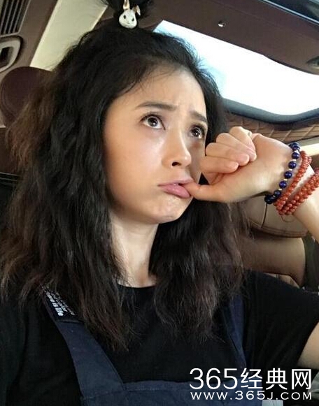 蒋欣晒自拍卖嫩 呆萌少女又变成一组表情包