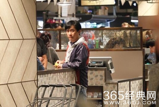 影帝梁朝伟变居家好男人 超市购物亲力亲为