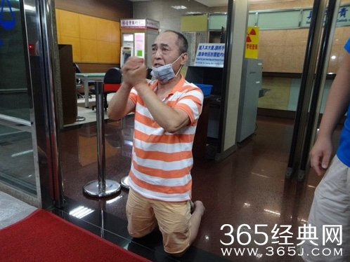 不满被连开六张罚单 司机怒砍交警