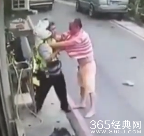 不满被连开六张罚单 司机怒砍交警