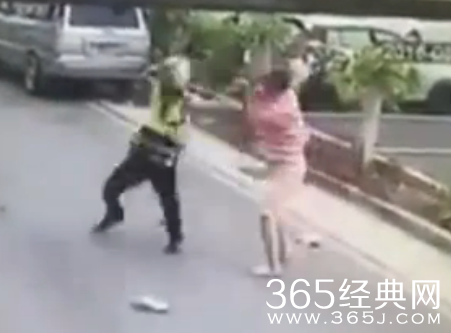 不满被连开六张罚单 司机怒砍交警