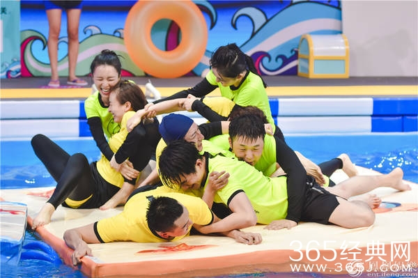 《快乐大本营》张杰谢娜合体发糖上演摸头杀