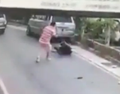 不满被连开六张罚单 司机怒砍交警