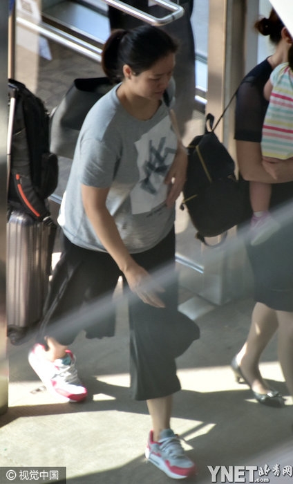 李娜现身小腹凸起