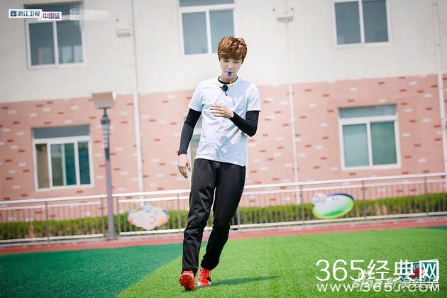 鹿晗变身“鹿教练”