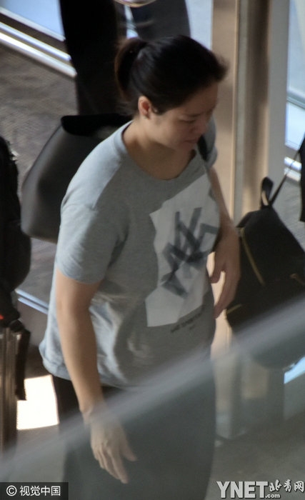 李娜现身小腹凸起