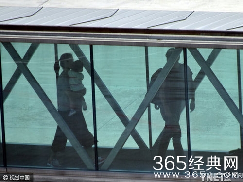 李娜现身小腹凸起