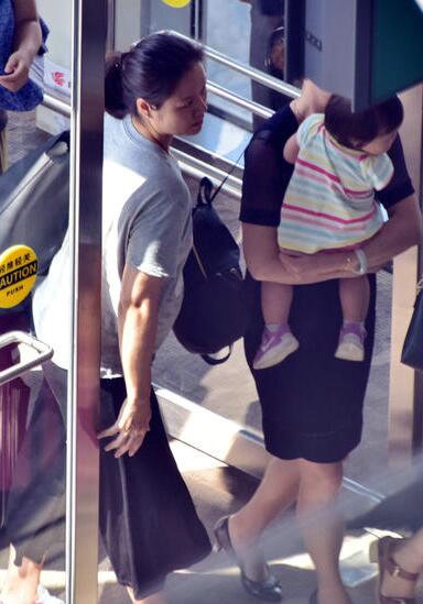 李娜现身小腹凸起