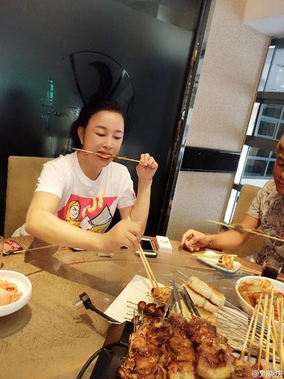 刘晓庆“下战书”：吃59串烤串 谁敢一战？