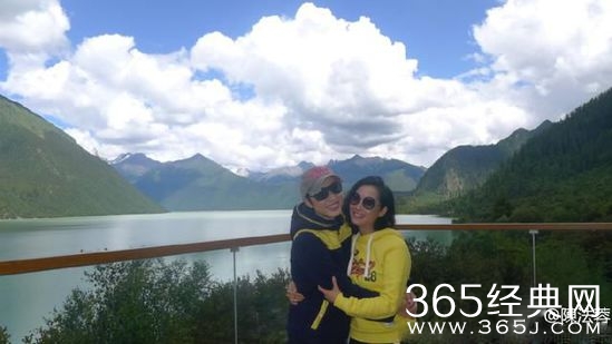 女神原来是闺蜜！朱茵陈法蓉在世界屋脊拥抱