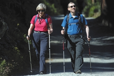 8月12日，瑞士阿尔卑斯山脉，英国新任首相特蕾莎·梅与丈夫菲利普在进行徒步旅行。