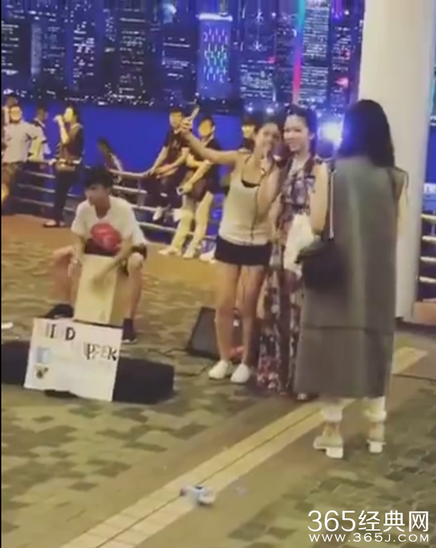 邓紫棋生日与街头艺人合唱《我的秘密》