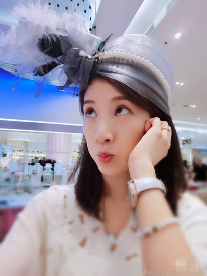 李念头戴夸张帽饰做鬼脸 分享时尚单品获赞