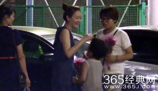 李小冉会友聚餐关爱卖花女童 衣着宽松疑有身孕