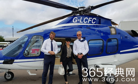 刘嘉玲变身机长 坐直升机舱霸气接受磨砺