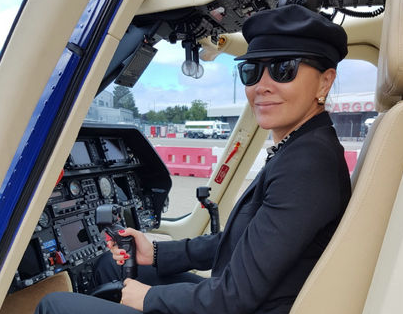 刘嘉玲变身机长 坐直升机舱霸气接受磨砺