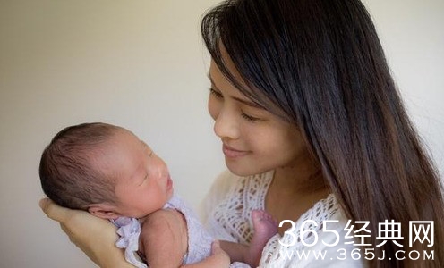 伊能静晒剖腹产伤口照片 反击美医师不认账行为