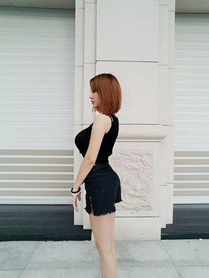 胸大的烦恼！女星巨乳挡视线最怕下楼梯