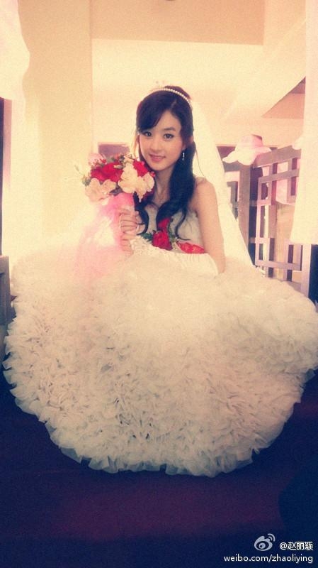 赵丽颖婚纱曝光，那新郎是谁呢？