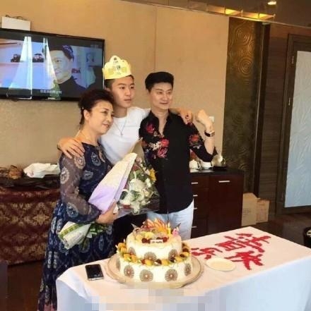 范冰冰与弟弟罕见同框照 范丞丞已长成帅小伙