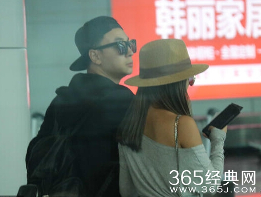 释小龙牵美女疑公开恋情 曾被拍到与身材神似的该女子亲密同行