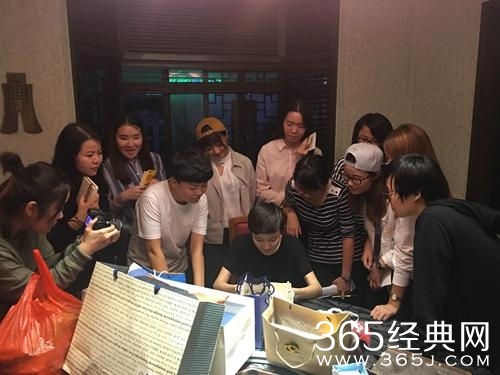 焦俊艳被粉丝包围