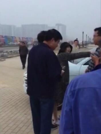 樊少皇夫妇与路人争执