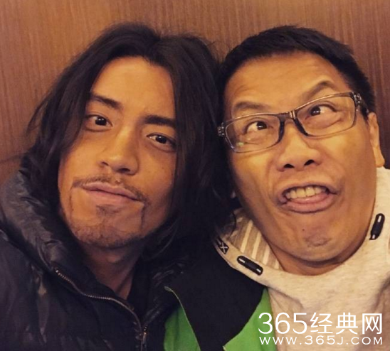 王大陆（左）晒照